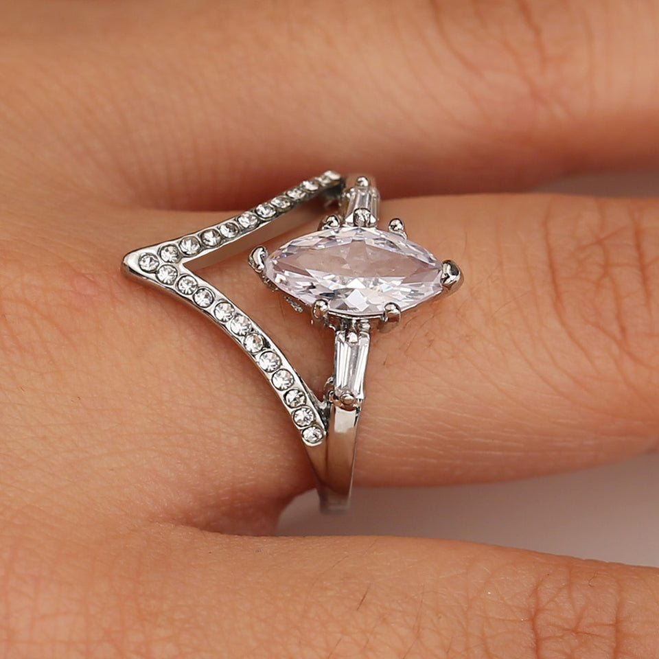 White Shiny Cubic Zirconia Ring Fashion Ladies Engagement Ring